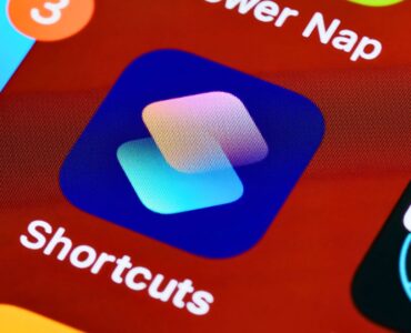 Best iPhone Shortcuts to Download تكفليكس تحميل أفضل إختصارات أيفون لنظام iOS مكونة من إختصارات لتنزيل مقاطع الفيديو من يوتيوب وإنستقرام وتسريع عملية الشحن وتحويل الصور وتعديلها والتحكم في إستخدام طاقة البطارية وتشغيل يوتيوب صورة داخل صورة أثناء إستخدام التطبيقات الآخرى وغيرها من الإختصارات الذكية والمبتكره